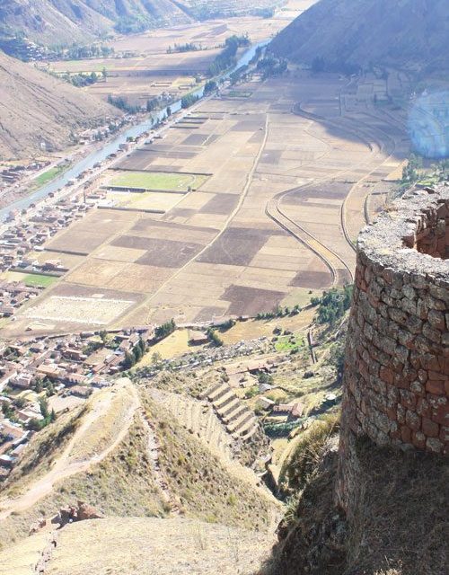 Ruinas de Pisaq en las montañas de los andes de Cusco - Perú